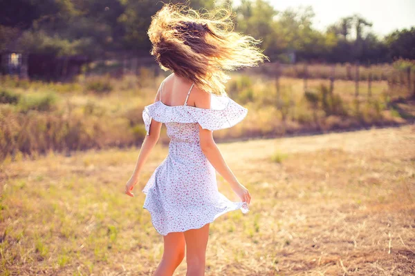 Hermosa mujer joven al aire libre en la colina en un día de verano —  Fotos de Stock