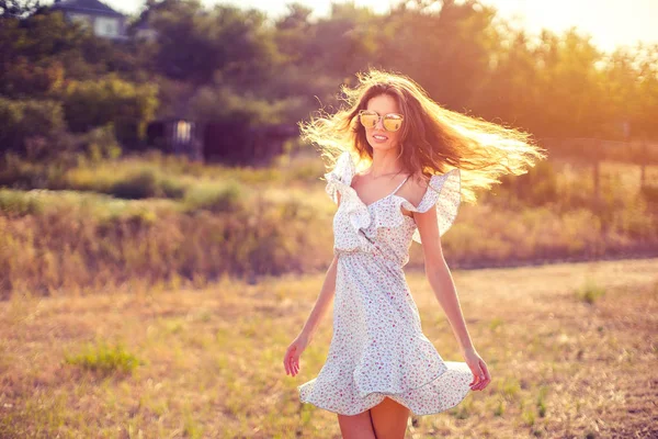 Bela jovem mulher ao ar livre na colina em um dia de verão — Fotografia de Stock