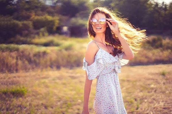 Vacker ung kvinna utomhus på kullen en sommardag — Stockfoto