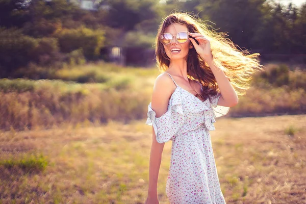 Bela jovem mulher ao ar livre na colina em um dia de verão — Fotografia de Stock