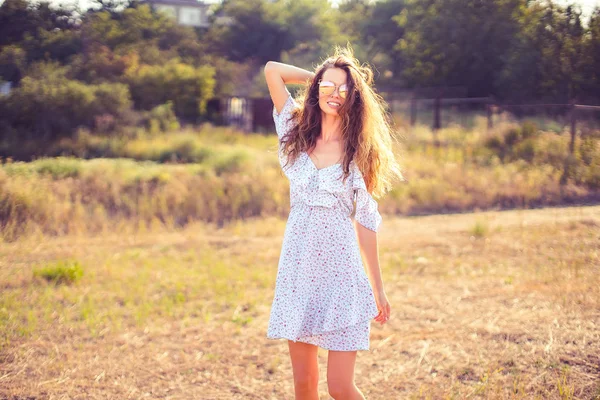 Hermosa mujer joven al aire libre en la colina en un día de verano — Foto de Stock