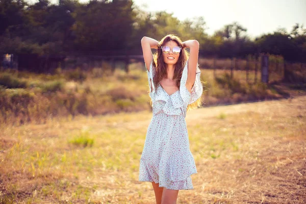 Hermosa mujer joven al aire libre en la colina en un día de verano —  Fotos de Stock