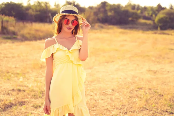 Bela jovem mulher ao ar livre na colina em um dia de verão — Fotografia de Stock