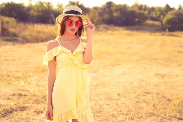 Bella giovane donna all'aperto sulla collina in una giornata estiva — Foto Stock