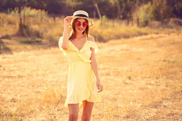 Schöne junge Frau im Freien auf dem Hügel an einem Sommertag — Stockfoto