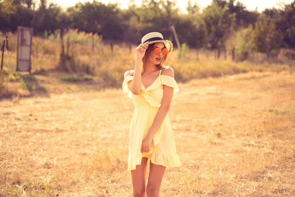 Beautiful young woman outdoor on the hill on a summer day — Stock Photo, Image