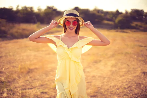 Bella giovane donna all'aperto sulla collina in una giornata estiva — Foto Stock