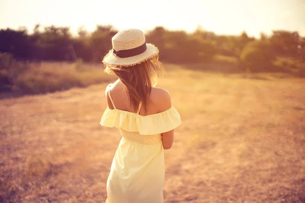 Schöne junge Frau im Freien auf dem Hügel an einem Sommertag — Stockfoto