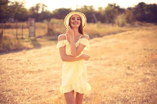 Bella giovane donna all'aperto sulla collina in una giornata estiva — Foto Stock