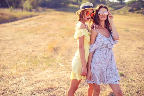 Zwei hübsche Freundinnen in Sommerkleidern — Stockfoto