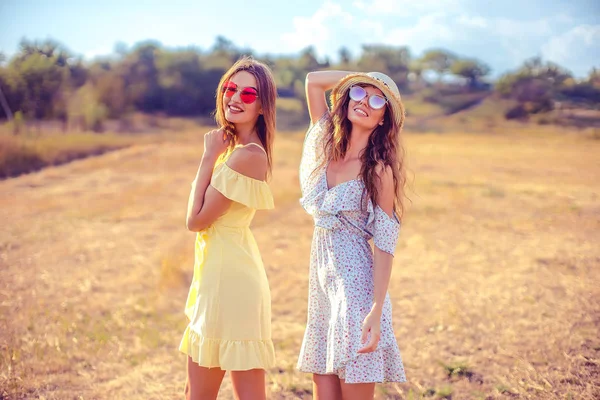 Zwei hübsche Freundinnen in Sommerkleidern — Stockfoto