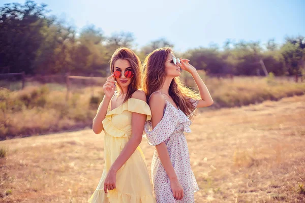 Deux jolies copines en robes d'été — Photo