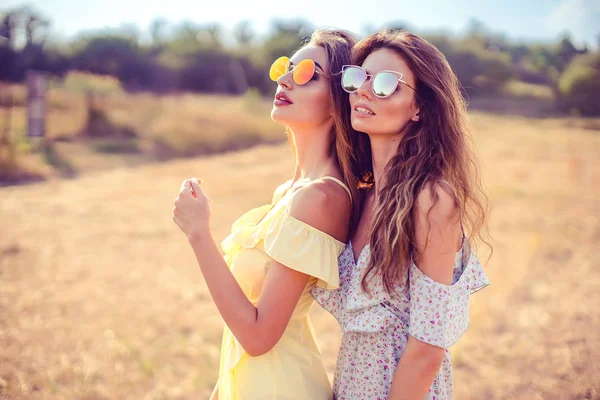 Две симпатичные девушки в летних платьях — стоковое фото