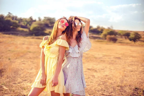 Twee mooie vriendinnen in zomer jurken — Stockfoto