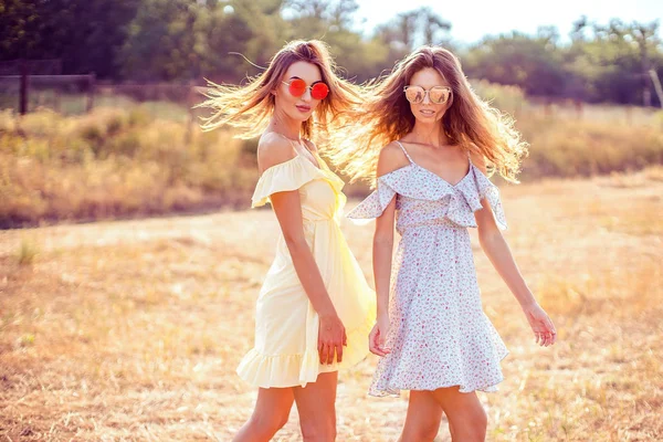 Due belle ragazze in abiti estivi — Foto Stock