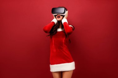 La kullanarak kırmızı kadife elbiseli Genç esmer kadın portresi