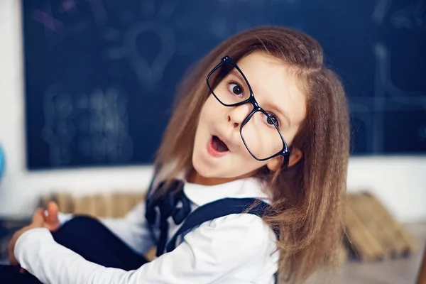 Drôle fou fille étudiant avec des lunettes — Photo