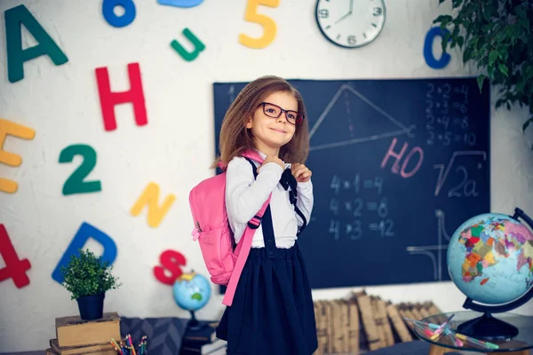 Κορίτσι με ένα σακίδιο σχολείο. Η έννοια του σχολείου, εκπαίδευση, φιλία, μελέτη, παιδική ηλικία. — Φωτογραφία Αρχείου