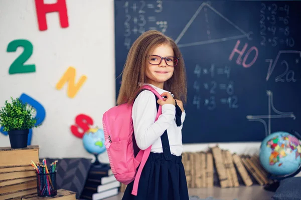 Κορίτσι με ένα σακίδιο σχολείο. Η έννοια του σχολείου, εκπαίδευση, φιλία, μελέτη, παιδική ηλικία. — Φωτογραφία Αρχείου