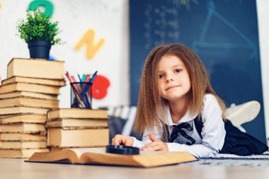 Sevimli küçük kız ile kavram öğrenme