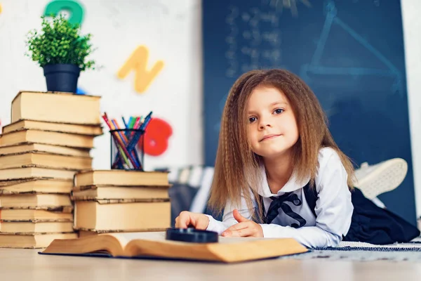 かわいい女の子と概念の学習 — ストック写真