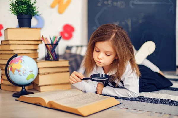 Learning concept with cute little girl — Stock Photo, Image