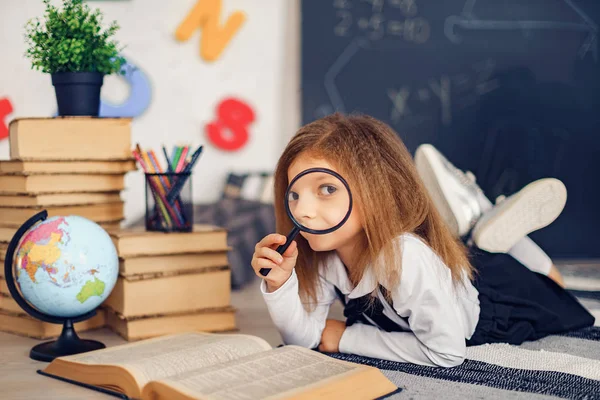 Leren concept met schattig klein meisje — Stockfoto