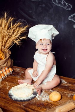 Hamur ile tabloda sevimli bebek