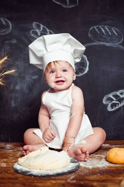 Hamur ile tabloda sevimli bebek