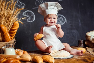 Hamur ile tabloda sevimli bebek