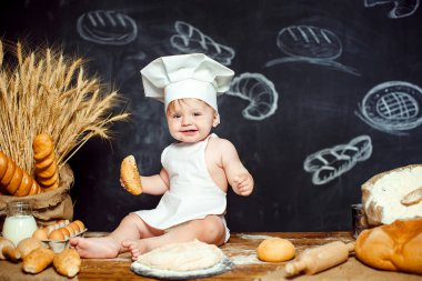 Hamur ile tabloda sevimli bebek