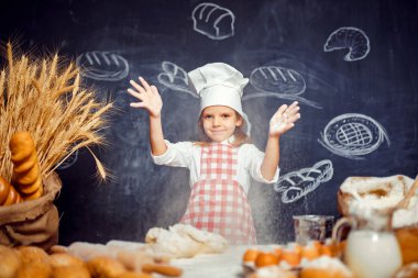 Un toz atma oynak kız