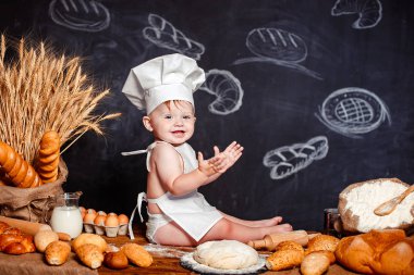 Hamur ile tabloda sevimli bebek