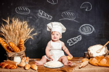 Hamur ile tabloda sevimli bebek