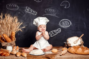 Hamur ile tabloda sevimli bebek