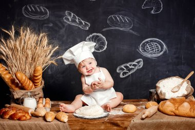 Hamur ile tabloda sevimli bebek