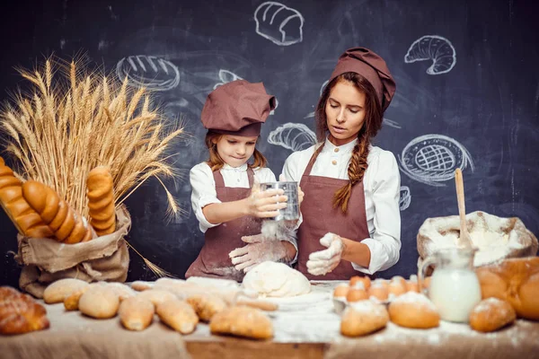 Mulher e menina fazendo doces juntos — Fotografia de Stock