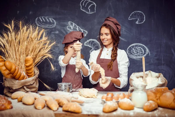 Mujer y niña haciendo pasteles juntos —  Fotos de Stock