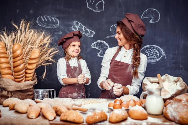 Kvinna och flicka att göra bakverk tillsammans — Stockfoto