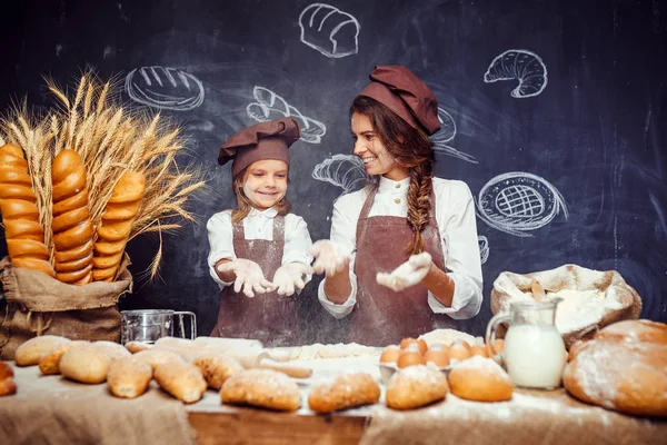 Lekfulla barn med mamma att göra degen — Stockfoto