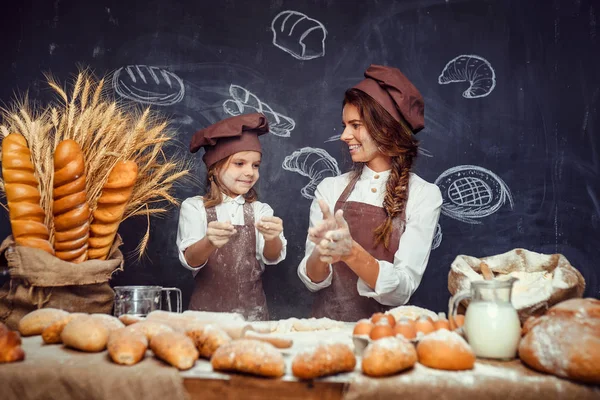 Criança lúdica com mãe fazendo massa — Fotografia de Stock