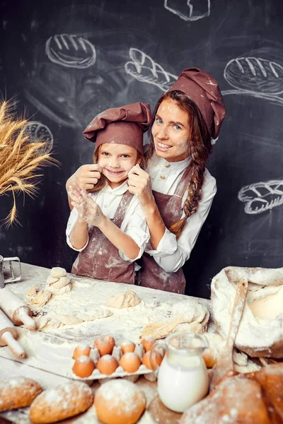 Lekfulla barn med mamma att göra degen — Stockfoto