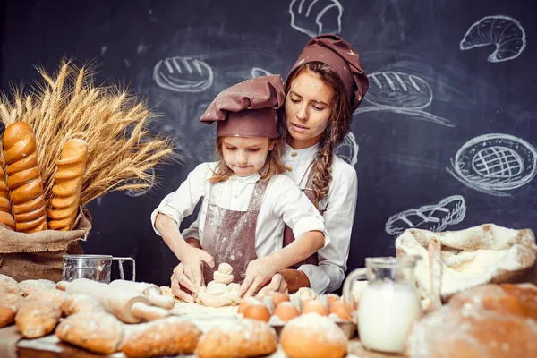 Грайлива дитина з матір'ю робить тісто — стокове фото