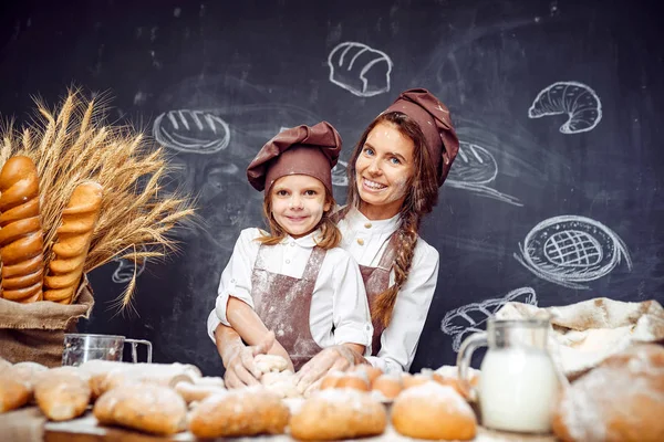 Kvinna och flicka att göra bakverk tillsammans — Stockfoto