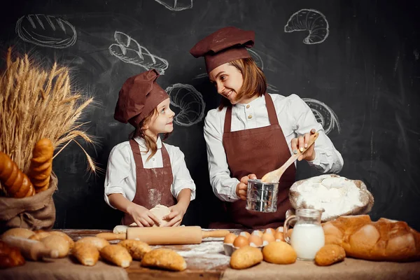 Kvinna och flicka att göra bakverk tillsammans — Stockfoto