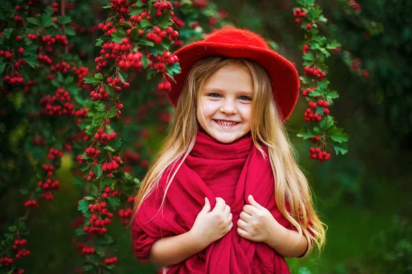 Молода красива маленька стильна дівчинка в сонячному осінньому парку — стокове фото