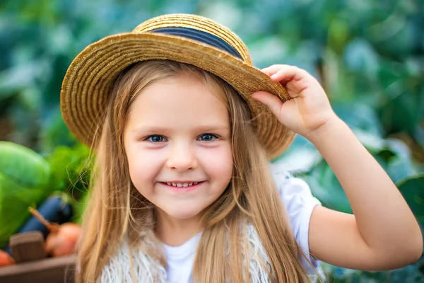 Lahana sahada hasır şapkalı mutlu kız — Stok fotoğraf