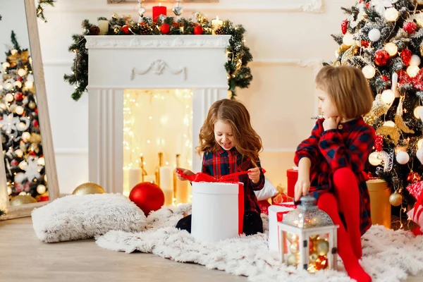 Chicas abriendo regalos de Navidad —  Fotos de Stock