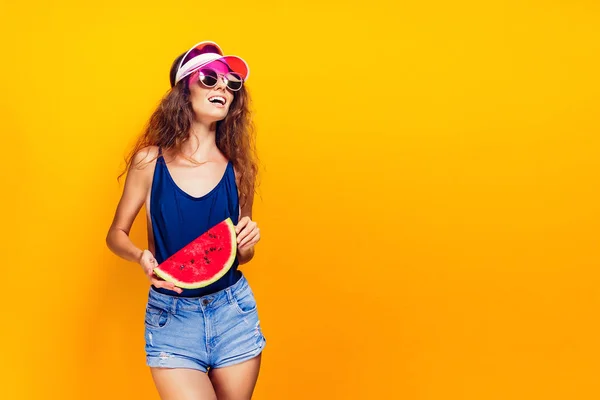 Mulher em boné e maiô segure fatia de melancia — Fotografia de Stock