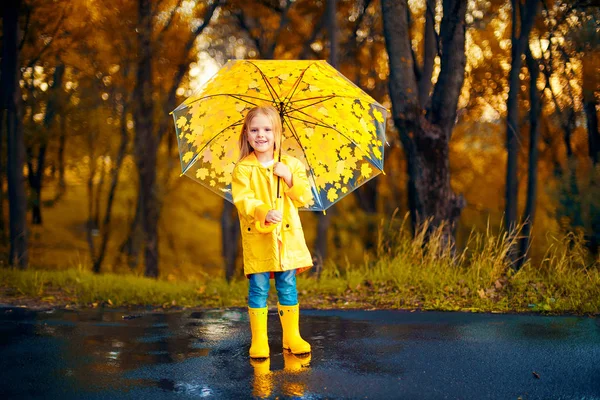 행복 한 아이 여자는 우산과 고무 부츠가 산책 — 스톡 사진